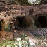Da qui in poi la grotta si divide in tre differenti percorsi. Seguiamo il corridoio centrale, un tunnel buio che si allunga per circa 40 metri nella roccia
